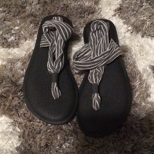 Sanuk sandals size 7